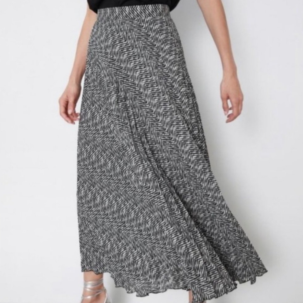 Zara Abstract Pleated Skirt black and white chevron printed oleated midi skirt.